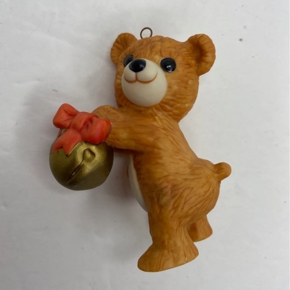 Hallmark 1984 “Cinnamon Bear” Porcelain Keepsake Vintage Ornament - Picture 7 of 9